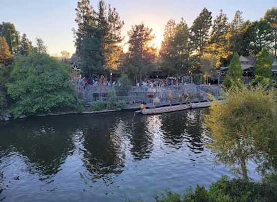 california/anaheim/attraction/pirate-s-lair-on-tom-sawyer-island