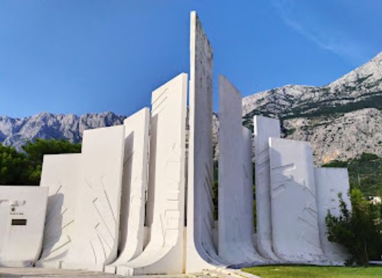 croatia/makarska/attraction/monument-of-the-revolution