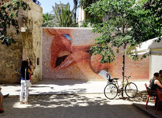 spain/barcelona/el-born/attraction/el-mon-neix-en-cada-besada
