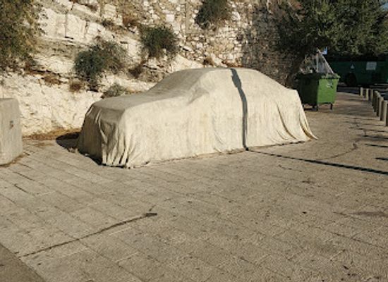 israel/jerusalem/attraction/covered-car-statue