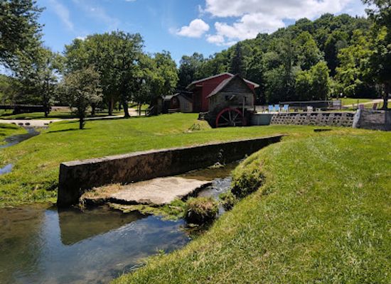 iowa/little-switzerland/attraction/spook-cave-underground-boat-tour