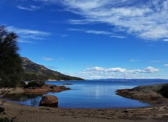 australia/freycinet-national-park/attraction/honeymoon-bay