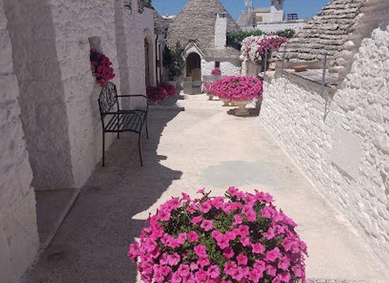 italy/puglia/attraction/alberobello-painted-rooftops-photo-spot