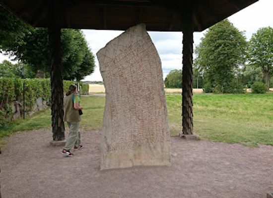 sweden/svealand/landmark/rok-runestone