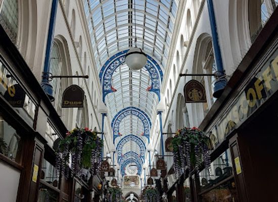 united-kingdom/leeds/attraction/ivanhoe-clock-thornton-s-arcade-leeds