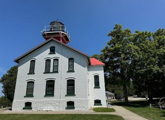 michigan/petoskey/attraction/grand-traverse-lighthouse