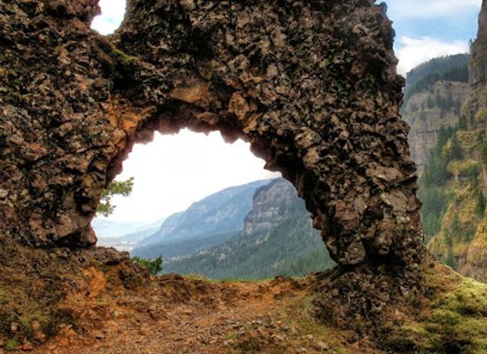 washington/columbia-river-gorge/attraction/rock-of-ages-arch