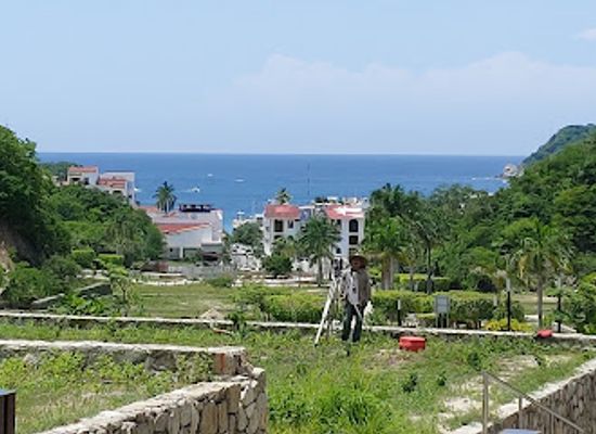 mexico/huatulco/attraction/tourist-corridor-la-crucecita