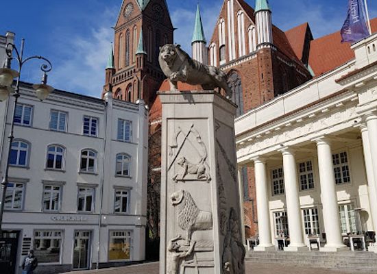germany/mecklenburg/attraction/lowendenkmal-schwerin