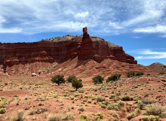 utah/capitol-reef-national-park/attraction/chimney-rock-trailhead