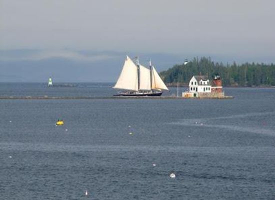 maine/camden/attraction/rockland-breakwater-lighthouse
