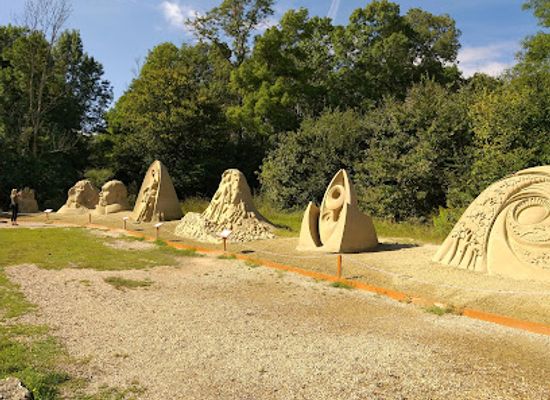 czechia/palava/attraction/sochy-z-pisku