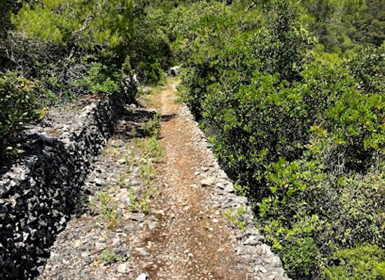 croatia/dalmatia/attraction/boj-pod-visom-aerodrom-vis-central-dalmatia-croatia-theme-trails