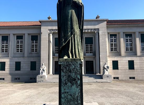 portugal/guimaraes/attraction/estatua-da-condessa-mumadona-dias