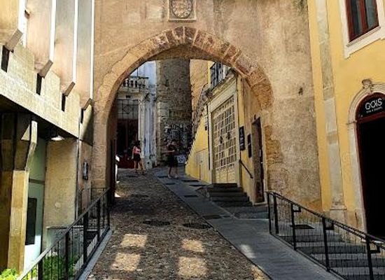portugal/coimbra/attraction/porta-e-torre-de-almedina