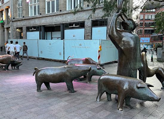 germany/bremen/schnoor/attraction/pegs-statues-bremen