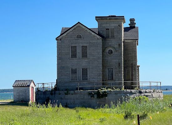 new-york/the-hamptons/attraction/cedar-island-light