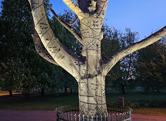 latvia/kurzeme/attraction/the-carved-tree