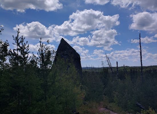 minnesota/grand-marais/attraction/magnetic-rock