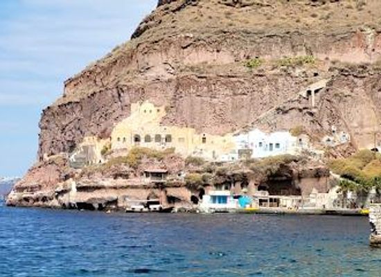 greece/santorini/attraction/santorini-old-harbor