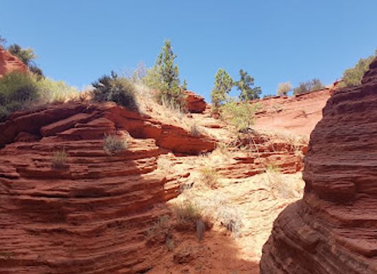 utah/canyonlands/attraction/red-canyon-slot-peekaboo-kanab