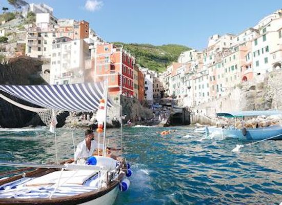 italy/versilia/attraction/riomaggiore-5-terre-boat-tour-ilgavitello