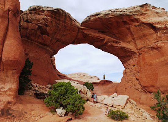 utah/arches-national-park/attraction/sand-dune-arch