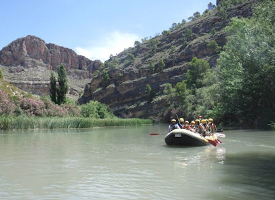 spain/murcia-region/attraction/canon-y-canon-multiaventura-rafting-en-el-canon-de-almadenes-con-visita-a-cuevas-y-pinturas-rupestres