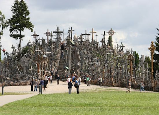 lithuania/lithuanian-seaside/attraction/hill-of-crosses