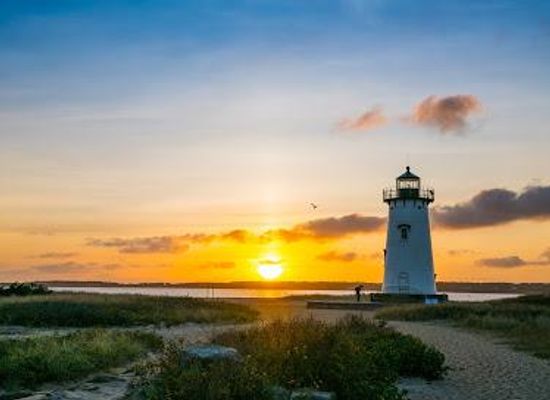 massachusetts/martha-s-vineyard/attraction/lighthouse-beach