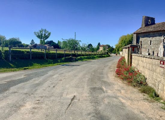 france/poitou-charentes/attraction/lanterne-des-morts-tombeaux-merovingiens