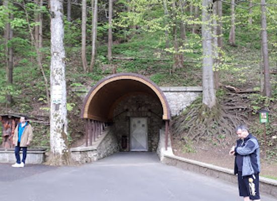 czechia/jeseniky/attraction/na-pomezi-caves