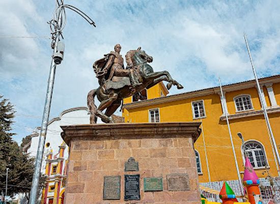 bolivia/potosi/plaza-10-de-noviembre/attraction/estatua-de-simon-bolivar