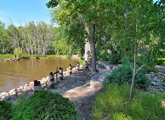 wisconsin/great-river-road/attraction/riverside-international-friendship-gardens