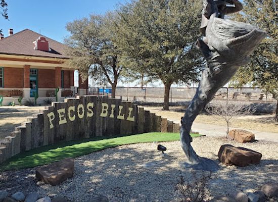 texas/trans-pecos/attraction/pecos-bill-statue