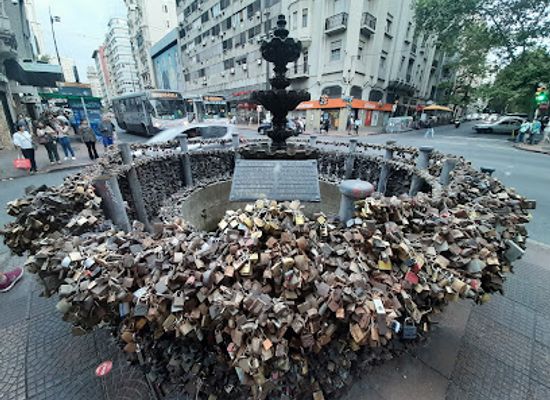 uruguay/central-region/attraction/fountain-of-the-padlocks