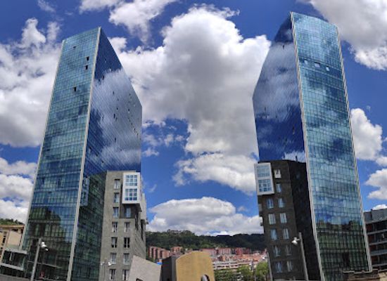 spain/basque-country/attraction/escultura-elkarteak-mikel-lertxundi