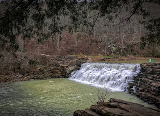 arkansas/devil-s-den-state-park/attraction/fossil-flats-trailhead