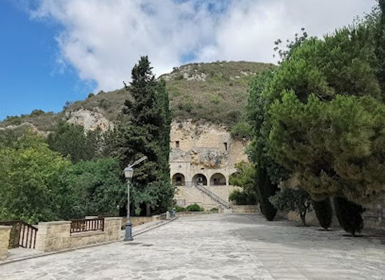 cyprus/adonis-baths-waterfalls/attraction/agios-neofytos-catpark