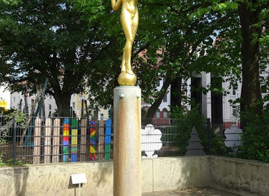 germany/hannover/attraction/goldstatue-brunnen-hannover