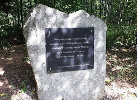 poland/holy-cross-mountains/attraction/pamiatkowy-obelisk-hubalczykow