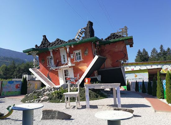 austria/karwendel/attraction/tirolland-haus-steht-kopf-dinoland