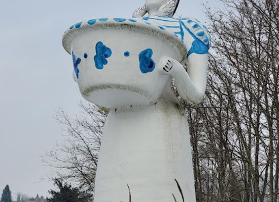 austria/salzkammergut/attraction/keramik-statue-salztragerin