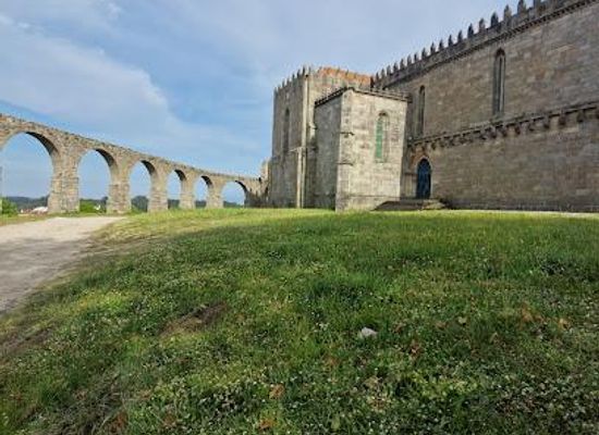 portugal/minho/attraction/aqueduto-de-santa-clara