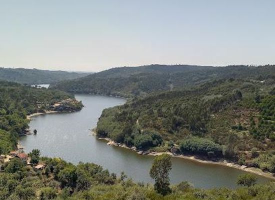 portugal/serra-da-lousa/attraction/miradouro-do-penedo-c-abana-penedo-oscilante