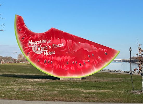 iowa/muscatine/attraction/world-s-largest-watermelon-sculpture
