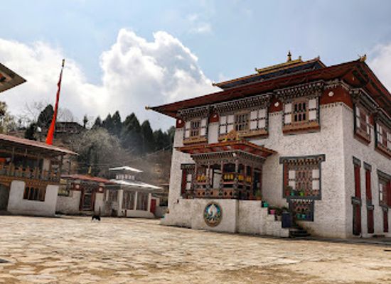 bhutan/samdrup-jongkhar-district/attraction/yonphula-lhakhang-ogyen-doh-ngag-chokhorling-dratshang