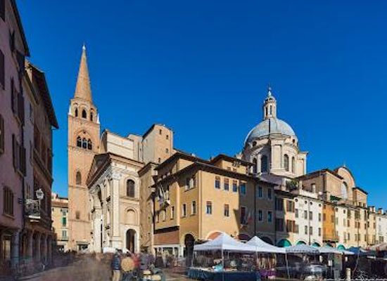 italy/emilia-romagna/attraction/piazza-delle-erbe