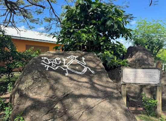 saint-kitts-and-nevis/saddle-hill/attraction/rocks-kalinago-drawings