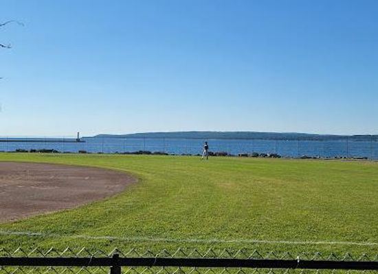 michigan/petoskey/attraction/bayfront-park